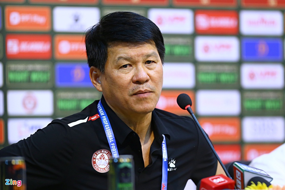 HLV Vũ Tiến Thành phàn nàn công tác trọng tài trong trận thua 1-2 trước SLNA. Ảnh: Quang Thịnh.