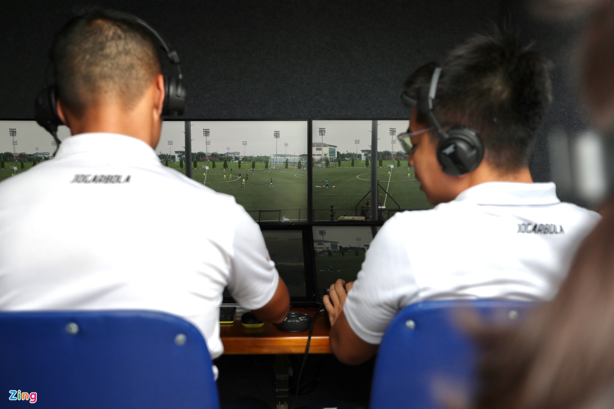 Thông tin từ trọng tài chính sẽ được chuyển đến các trợ lý trọng tài trên sân và tổ VAR ngồi trên xe lưu động ngoài sân. Xe lưu động có trang bị đầy đủ thiết bị công nghệ, được hướng dẫn bởi một chuyên gia từ FIFA.