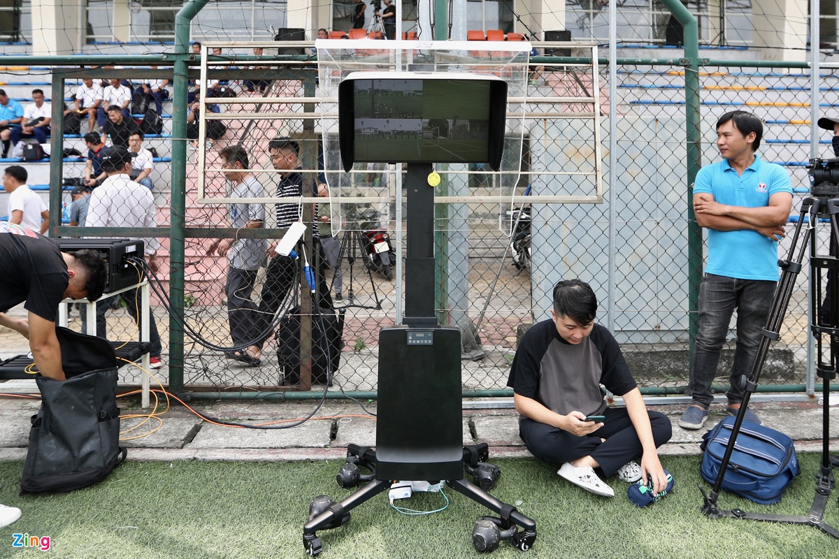 Sau nhiều tháng vận hành thử VAR (công nghệ trợ lý trọng tài video) trên lý thuyết, sáng 8/6, các trọng tài V.League được Ban trọng tài Liên đoàn Bóng đá Việt Nam (VFF) và Công ty Cổ phần Bóng đá Chuyên nghiệp Việt Nam (VPF) sắp xếp buổi vận hành thực tế. Trên sân tập Trung tâm Đào tạo Bóng đá trẻ (VYF), các thiết bị phục vụ VAR lưu động được sắp xếp đầy đủ.