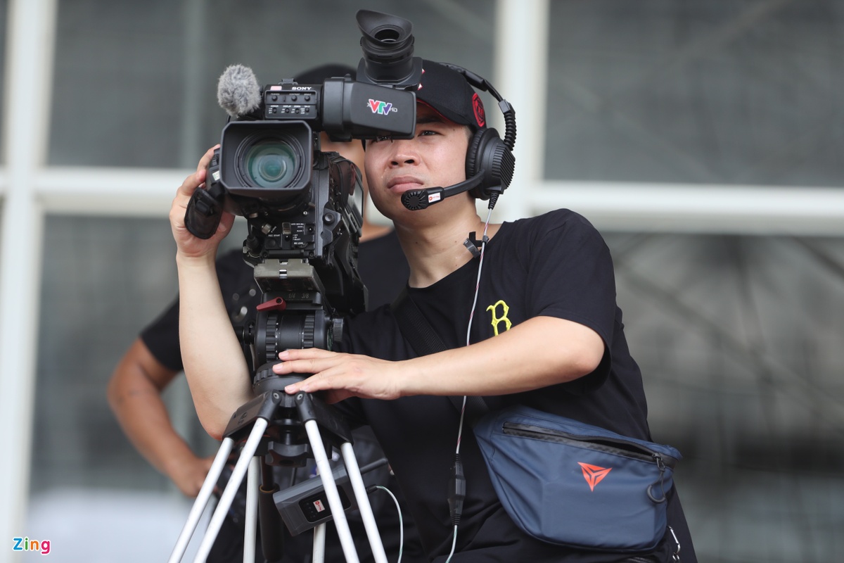 6 chiếc camera được đặt ở những vị trí khác nhau trên sân luôn ghi hình trong trạng thái kết nối trực tuyến với VAR.