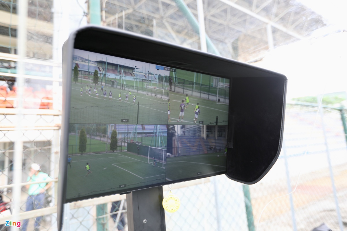 Hình ảnh từ 4 góc máy khác nhau hiển thị trên màn hình trong sân.