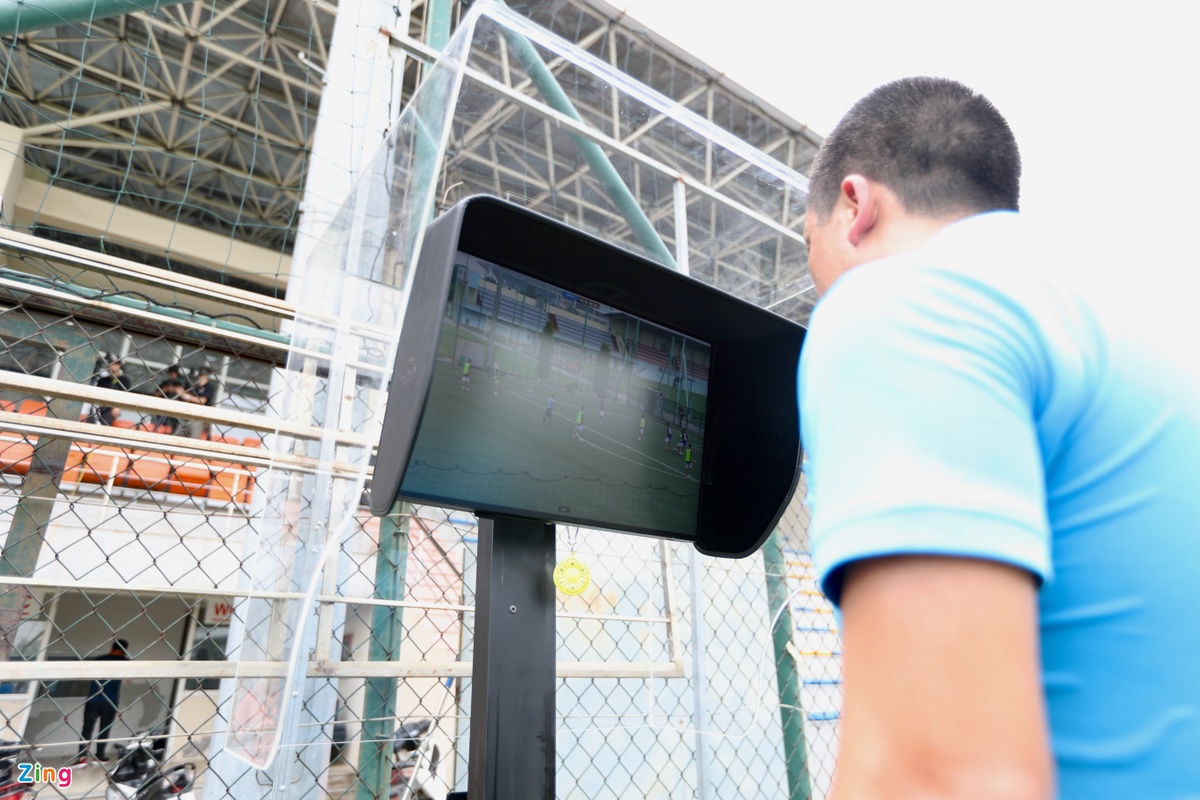 VFF "mượn" đội U17 Hà Nội tập các hình huống giả lập để thực hành ứng dụng VAR cho trọng tài. Đây cũng chính là buổi kiểm tra, đánh giá của FIFA xem liệu trọng tài Việt Nam có đủ khả năng vận hành VAR hay không.