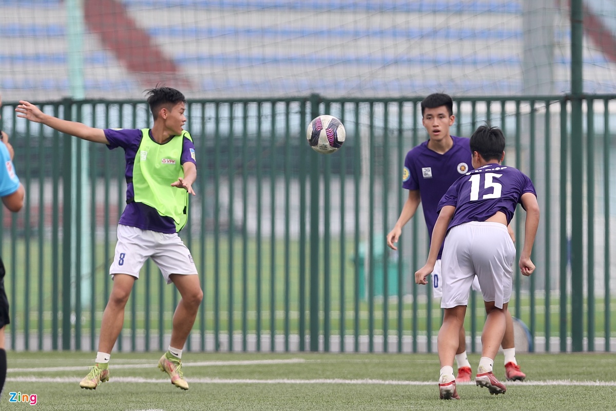 Trong sân, các cầu thủ có nhiệm vụ thực hành các tình huống nóng như phá bẫy việt vị, phạm lỗi kín hoặc sút bóng vào tay hậu vệ đối phương trong vùng cấm để tạo ra tranh cãi.