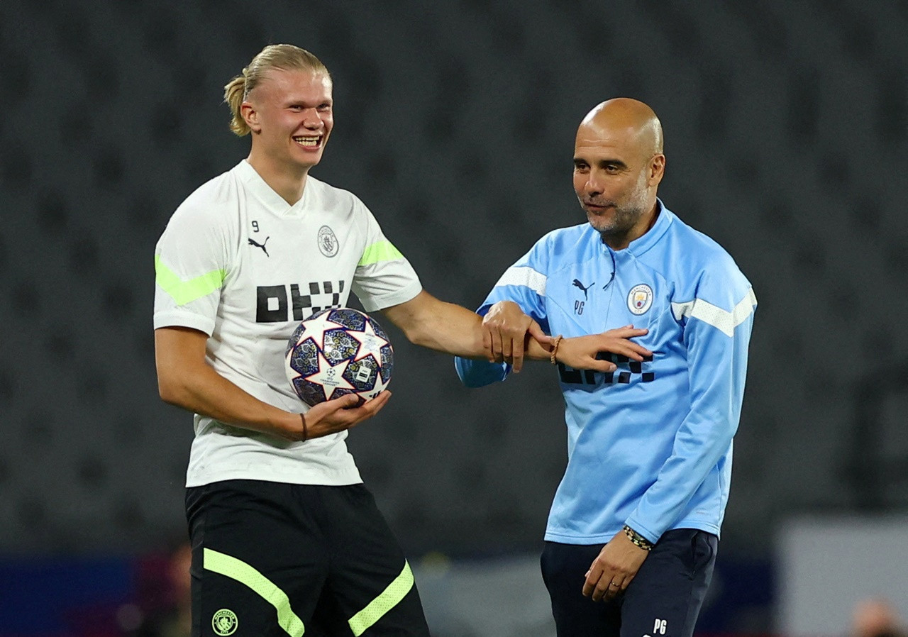 HLV Pep Guardiola và Erling tươi rói trên sân tập trước trận chung kết Champions League với Inter.