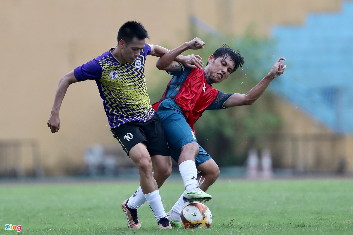 Nguyễn Văn Quyết tận dụng cơ hội giữ phong độ trong thời gian bị Liên đoàn Bóng đá Việt Nam (VFF) kỷ luật 8 trận. Thiếu cầu thủ có tầm ảnh hưởng như Quyết là khó khăn lớn của Hà Nội.