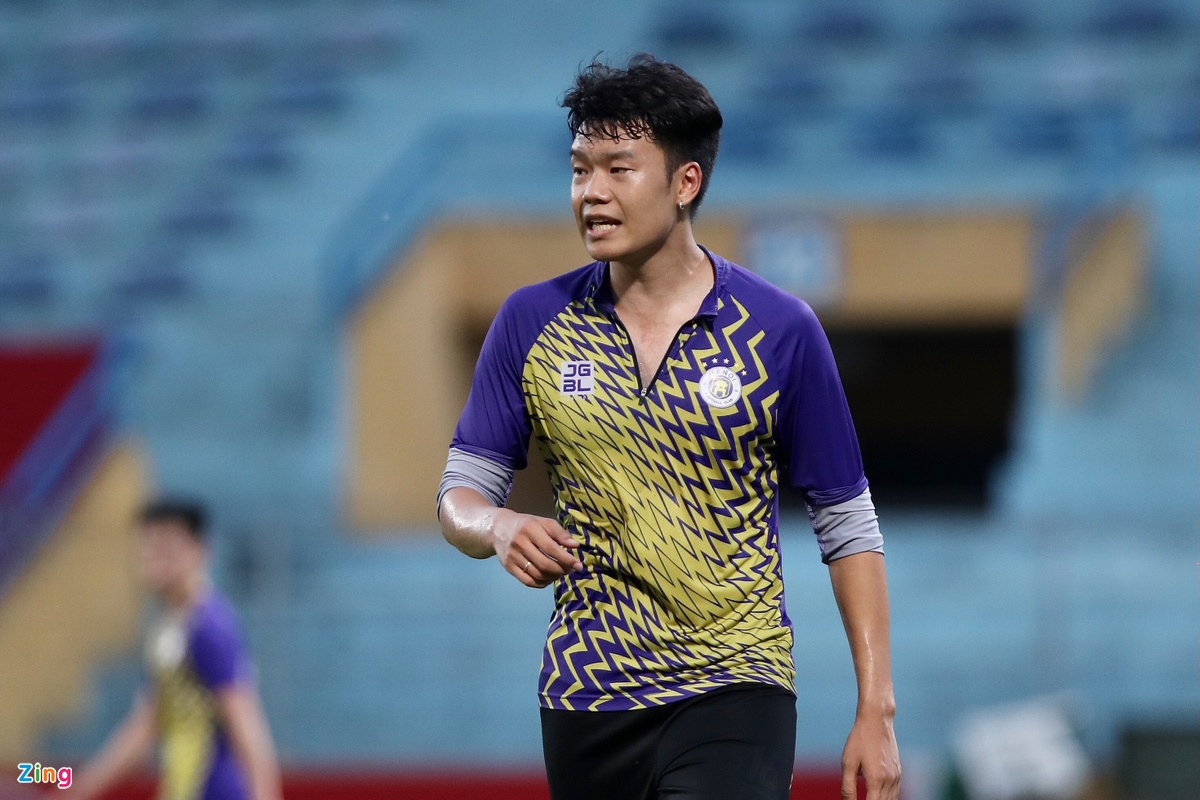 Trong khi đó, Nguyễn Thành Chung tập cùng tuyển Việt Nam hơn một tuần thì được trả về CLB do chấn thương. Trung vệ này hiện bình phục và tích cực cùng Hà Nội tập huấn chuẩn bị cho giai đoạn tiếp theo của V.League 2023.
