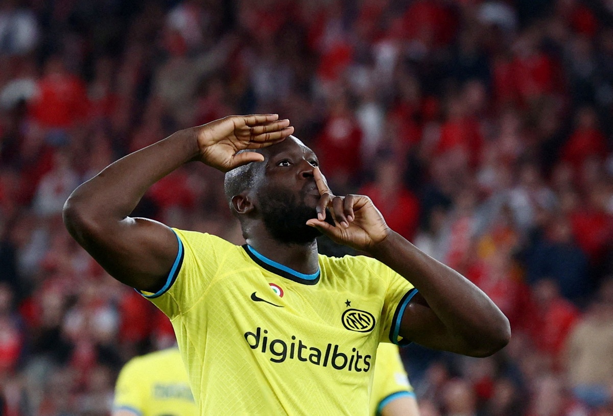 Al Hilal liên hệ và muốn chiêu mộ Romelu Lukaku với mức lương 20 triệu euro mỗi năm, gấp gần hai lần những gì anh đang nhận. "Big Rom" từ chối và yêu cầu khoản thù lao lên đến 90 triệu euro mỗi năm để đến Saudi Arabia. Do đó, thương vụ chấm dứt. Thế nhưng, The Athletic khẳng định Lukaku chưa muốn rời bỏ bóng đá châu Âu. Đây là lý do chính khiến anh không thật sự hứng thú trong việc đàm phán. Lukaku ưu tiên gắn bó với Inter Milan mùa tới.