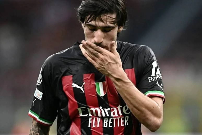 Sandro Tonali rất muốn ở lại AC Milan nên không khỏi đau lòng, rơi nước mắt khi biết anh sẽ bị bán đi.