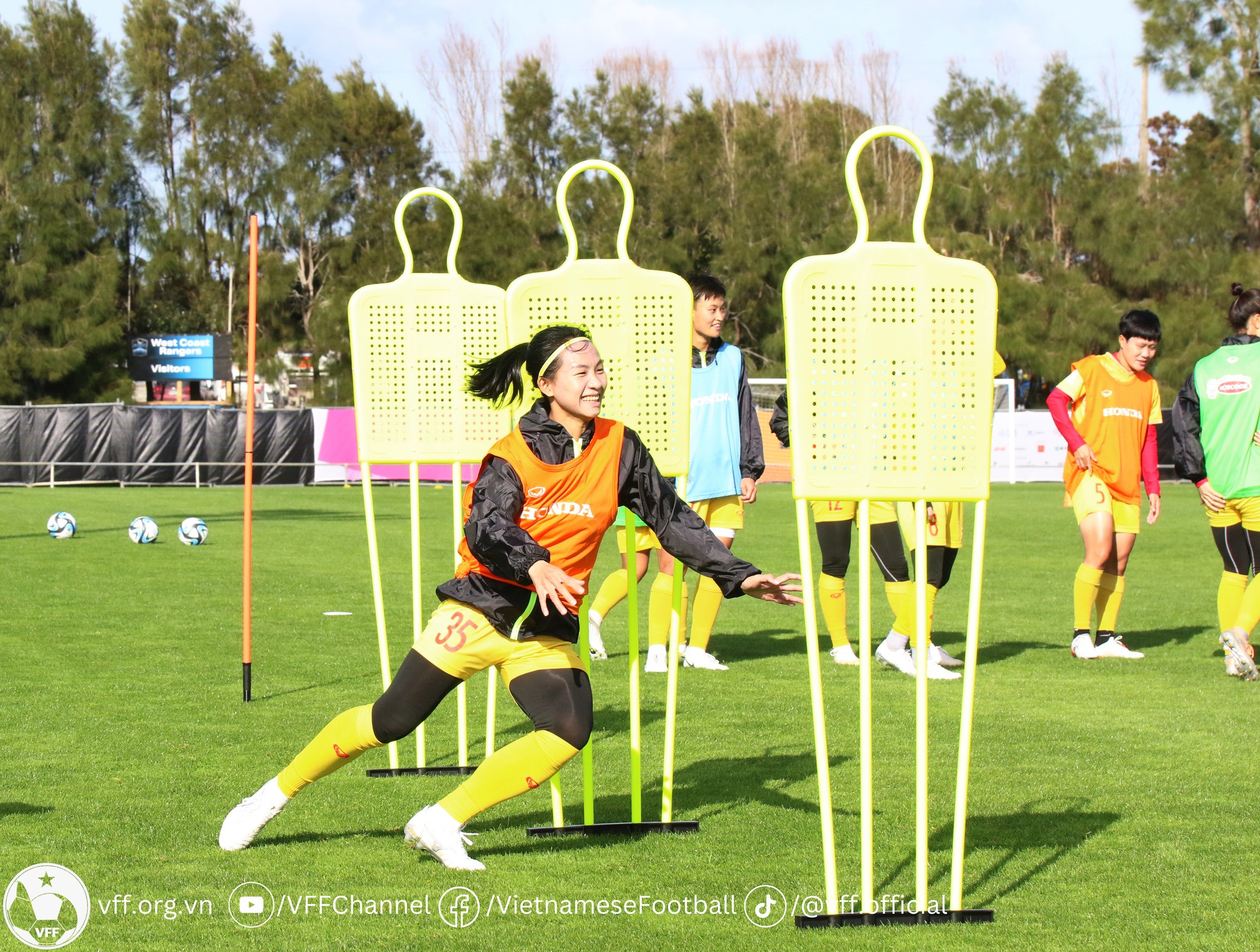 Tinh thần các cầu thủ rất thoải mái trước World Cup. Việc được tập trên sân chính cũng giúp buổi tập của tuyển nữ Việt Nam đạt kết quả cao nhất.