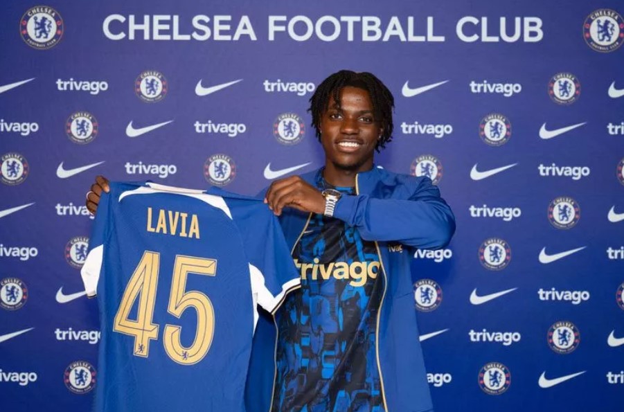 Lavia năm nay mới 19 tuổi và là cầu thủ đáp ứng chuẩn homegrown của Premier League khi trưởng thành từ lò đào tạo của Manchester City.