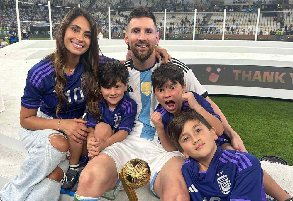 Messi và các thành viên gia đình ăn mừng chức vô địch World Cup 2022.