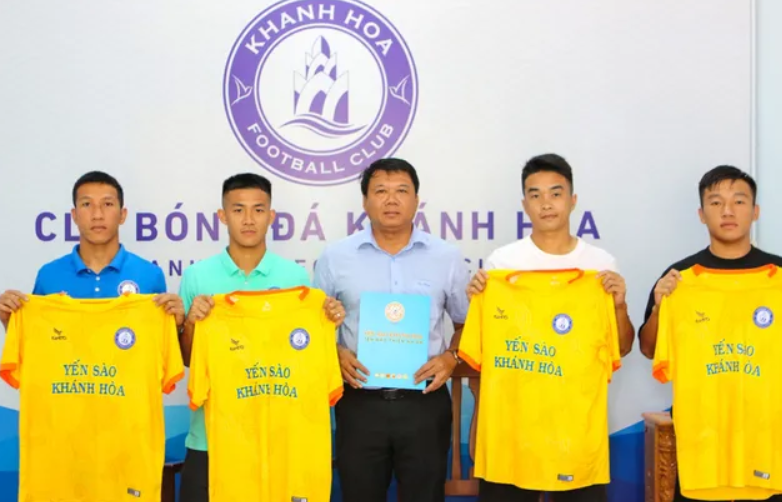 CLB Khánh Hòa ký hợp đồng một lúc với 33 cầu thủ. Ảnh: Báo Bóng đá 24h.