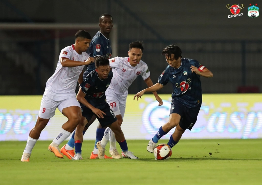 Triệu Việt Hưng (áo trắng đứng giữa) không quan sát kịp tình huống dẫn đến quả penalty của Hải Phòng. Ảnh: HAGL.