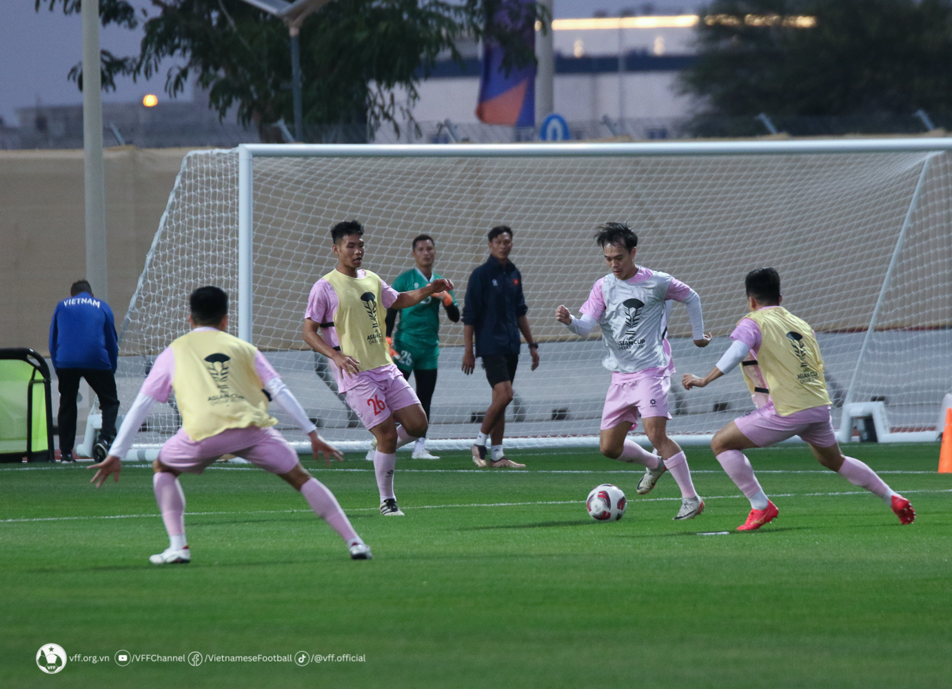 Tuyển Việt Nam dưới thời HLV Troussier chưa cho thấy sự sắc bén khi phải chơi phòng ngự phản công. Ảnh: VFF.