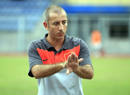 HLV Guillaume Graechen không thành công trong việc giúp HAGL cạnh tranh thứ hạng cao ở V-League. Ảnh: VFF.