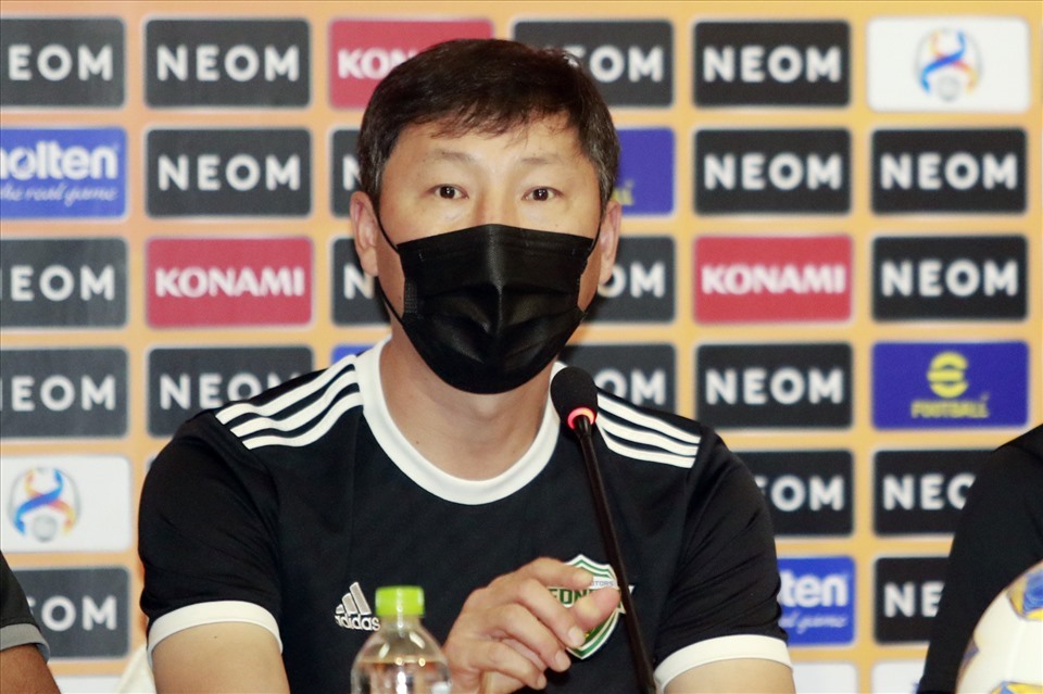 HLV Kim Sang-sik sẽ phải làm quen nhiều hơn với V-League nếu trở thành thuyền trưởng tuyển Việt Nam.