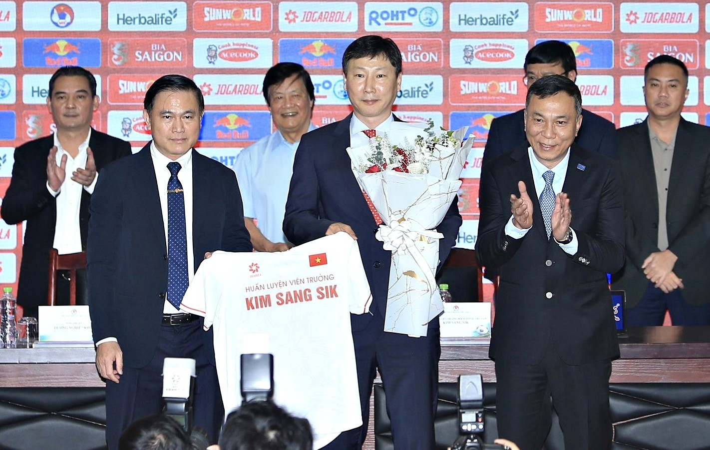 HLV Kim Sang-sik là người ưa thích sơ đồ 4-2-3-1. Ảnh: Vietnamnet.