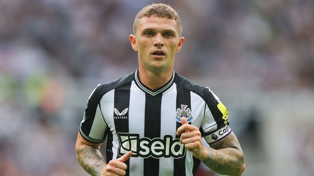 Hậu vệ phải: Kieran Trippier. Trippier là chữ ký thành công của Newcastle United. Mùa giải năm nay, tuyển thủ Tam Sư sở hữu 5 pha kiến tạo, đem đến màn trình diễn thuyết phục ở hàng phòng ngự Chích chòe.