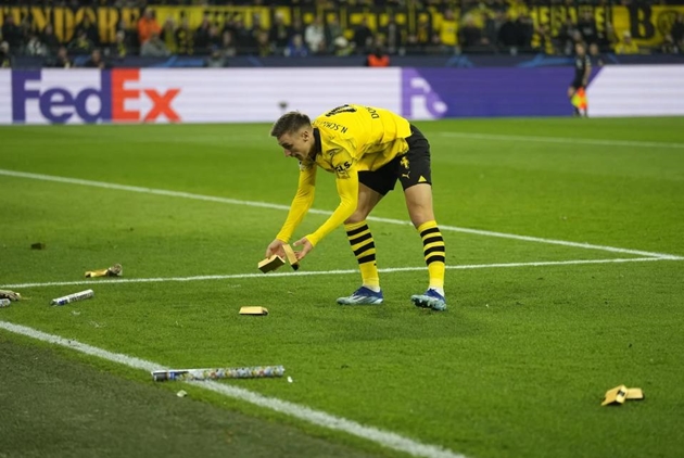 Ảnh bài viết Cổ động viên Dortmund ném vàng giả xuống sân để phản đối UEFA