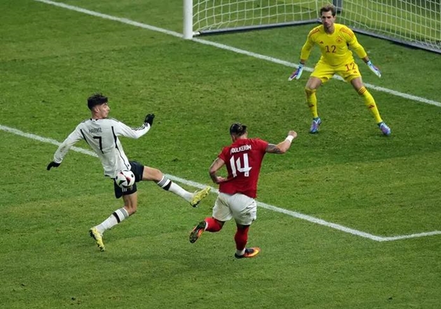 Tình huống Kai Havertz để bóng chạm tay trong vòng cấm.