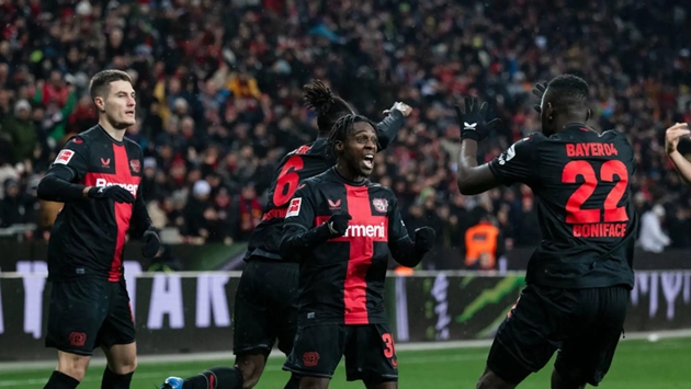 Victor Boniface chia vui cùng đồng đội.