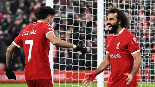 Mohamed Salah tỏa sáng rực rỡ giúp Liverpool xây chắc ngôi đầu bảng.