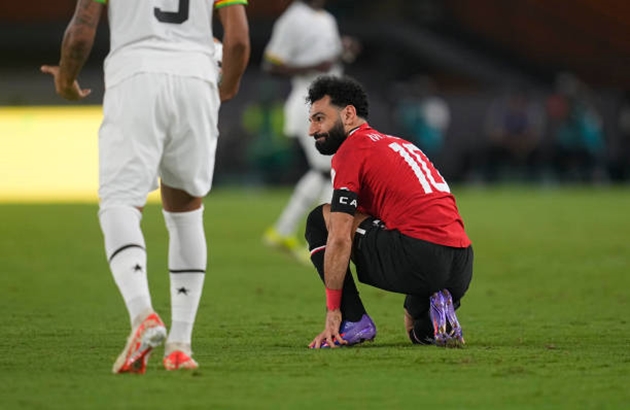 Mohamed Salah dính chấn thương, buộc phải rời sân sớm.