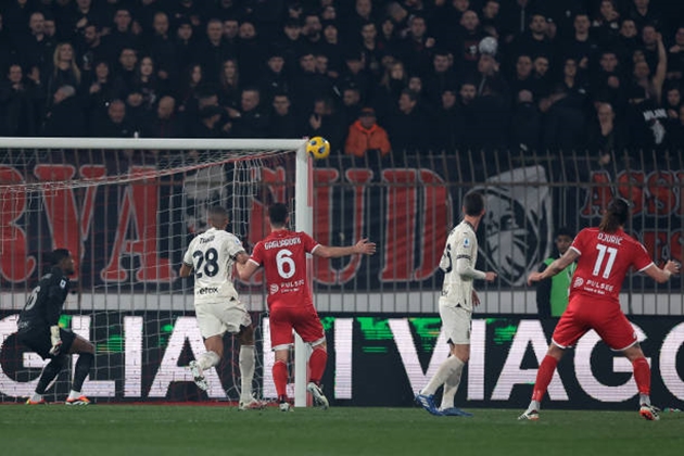 Phải tới phút 30, đội chủ nhà mới có cơ hội đáng chú ý đầu tiên. Đáng tiếc là cú đánh đầu của Milan Djuric lại đưa bóng chạm cột dọc khung thành thủ môn Mike Maignan. Suýt chút nữa đã có bàn thắng mở tỷ số cho AC Monza.