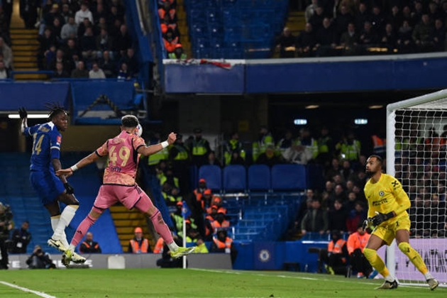 Phút 59, sau hàng loạt tình huống mắc lỗi vị trí của hàng thủ Chelsea, Jaidon Anthony có tình huống treo bóng như đặt để Mateo Joseph dễ dàng đánh đầu cận thành ở cự ly gần, gỡ hòa 2-2 cho đội khách.