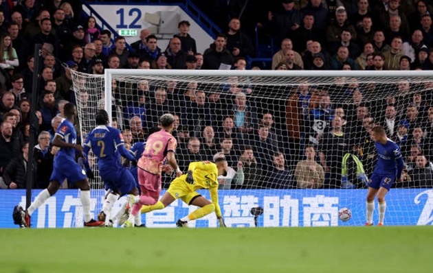 Với lợi thế sân nhà, các cầu thủ Chelsea là những người tràn sang phần sân đối phương sau tiếng còi khai cuộc. Tuy nhiên, họ lại bất ngờ thủng lưới trước. Đường chuyền lên tai hại của Axel Disasi cho Moises Caicedo khiến anh không thể kiểm soát tình hình. Bóng đến chân Mateo Joseph trong vòng cấm địa “The Blues”. Tiền đạo bên phía Leeds United dễ dàng sút tung lưới Robert Sanchez ở phút thứ 8.