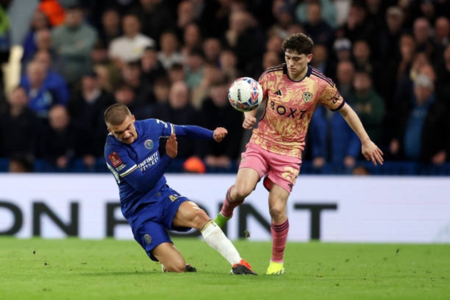 Chelsea nắm thế chủ động ở những phút còn lại của hiệp một. Dẫu vậy, không có bàn thắng nào được ghi thêm. Sau 45 phút thi đấu đầu tiên, hai đội rời sân tạm nghỉ với lợi thế nghiêng về phía chủ nhà.