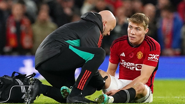 Rasmus Hojlund dính chấn thương khiến M.U khốn đốn.