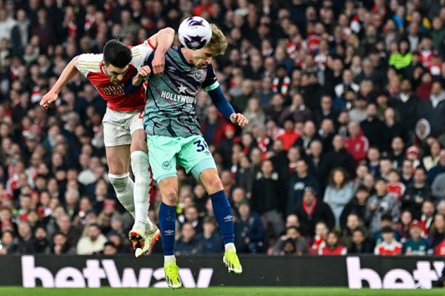 Declan Rice đánh đầu hiểm hóc mở tỷ số đội chủ nhà.