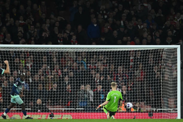 Aaron Ramsdale mắc sai lầm ngớ ngẩn khiến Arsenal thủng lưới.