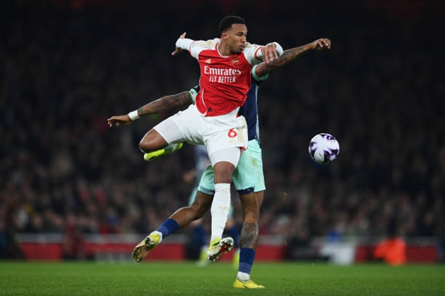 Arsenal dâng cao đội hình trong hiệp thi đấu thứ hai.