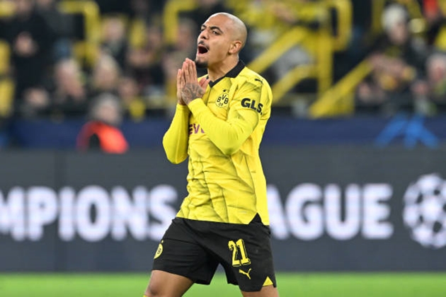 Ngay đầu hiệp hai, phút 47, tình huống phối hợp giữa Donyell Malen và Jadon Sancho trong vòng cấm địa PSV Eindhoven mở ra cơ hội dứt điểm cho tiền đạo người Hà Lan. Đáng tiếc là cú sút của anh lại đưa bóng đi trúng vào vị trí mà thủ thành Walter Benitez chờ sẵn.