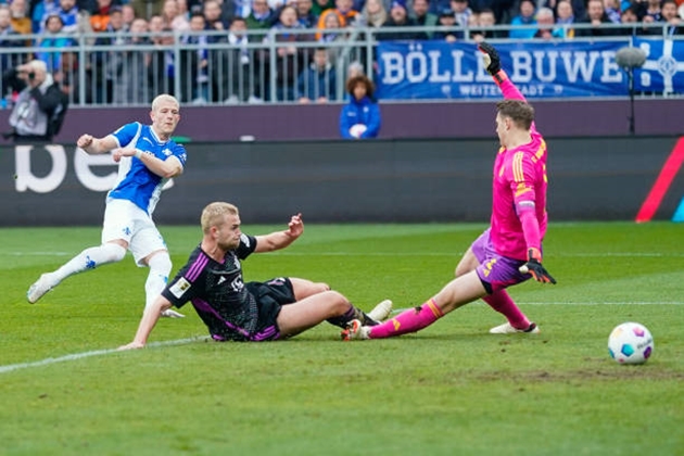 Manuel Neuer để thủng lưới 2 bàn trước đội bét bảng.