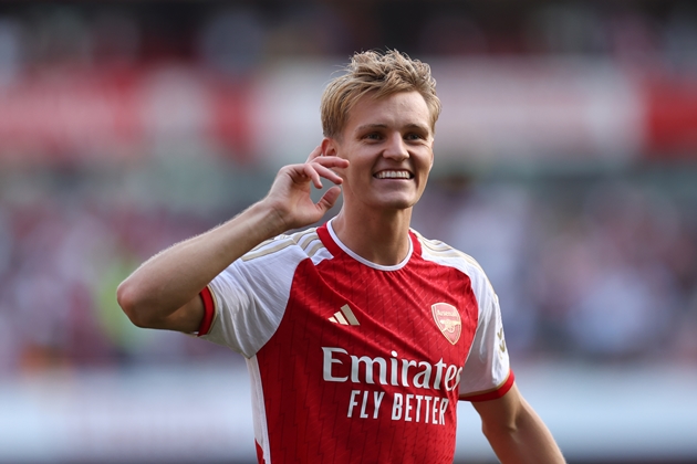 Ảnh bài viết Người cũ Arsenal so sánh Odegaard với Ozil
