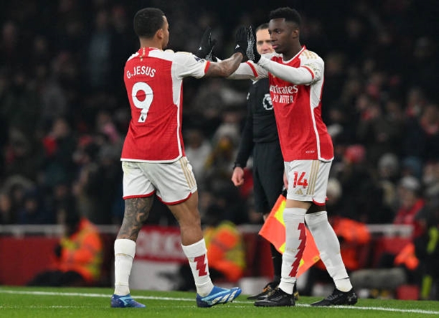 Bộ đôi Gabriel Jesus và Eddie Nketiah không thể gánh vác hàng công Arsenal.