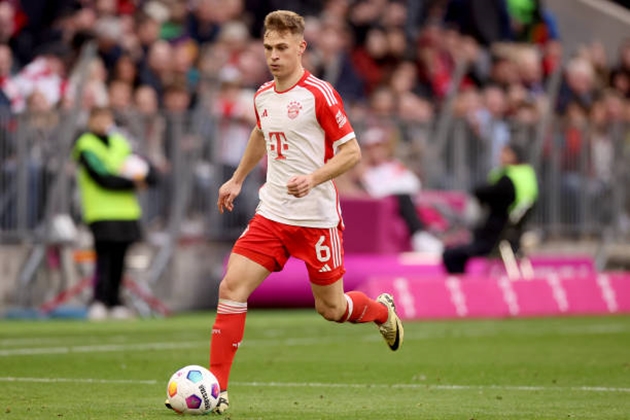 Kimmich nên tiếp tục đá hậu vệ phải.