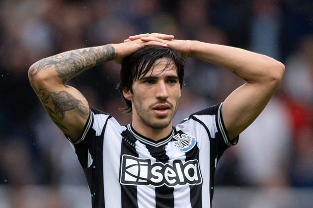 1. Sandro Tonali - Newcastle United. Goal bầu chọn Tonali là bản hợp đồng tệ nhất Premier League 2023/2024. Tiền vệ người Italia đang chấp hành án phạt cấm thi đấu bởi liên quan đến hoạt động cá độ bóng đá.