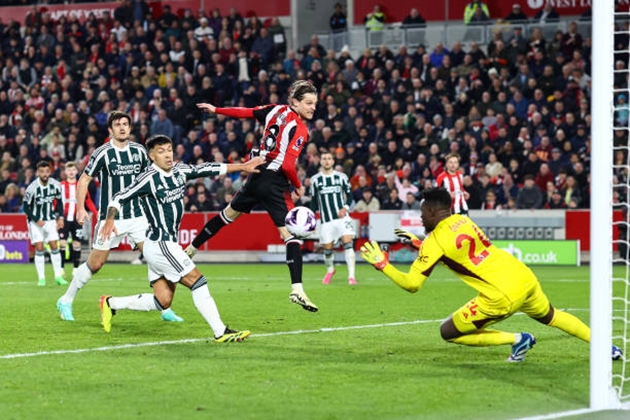 Andre Onana liên tục cứu thua cho đội khách.