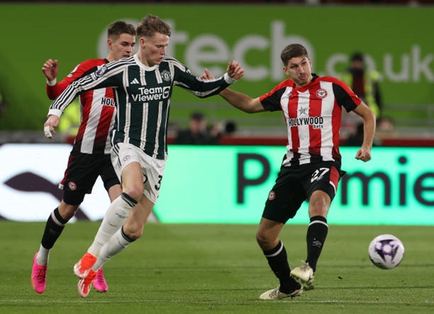 Scott McTominay gần như không có bất cứ sự hỗ trợ nào cho hàng phòng ngự M.U.
