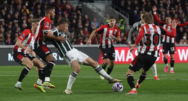 Rasmus Hojlund gần như bị cô lập hoàn toàn bởi hàng phòng ngự Brentford.