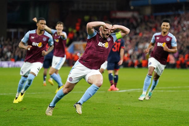 Bước sang hiệp hai, Aston Villa vẫn là những người chơi lấn lướt hơn. Phút 56, xuất phát từ tình huống phạt góc bên cánh trái của đội chủ nhà, Leon Bailey thực hiện đường nhả bóng sệt về tuyến hai để John McGinn tung ra cú dứt điểm chìm hiểm hóc, khiến thủ thành Lucas Chevalier chỉ còn biết đứng chôn chân nhìn bóng bay vào lưới. 2-0 cho thầy trò Unai Emery.