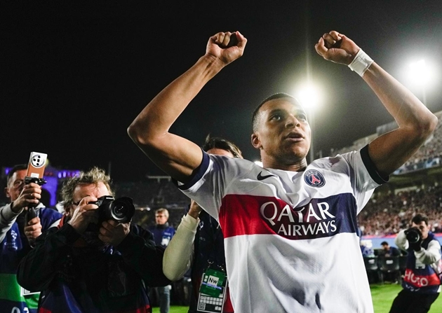 PSG ngược dòng đánh bại Barcelona ngay trên sân khách.