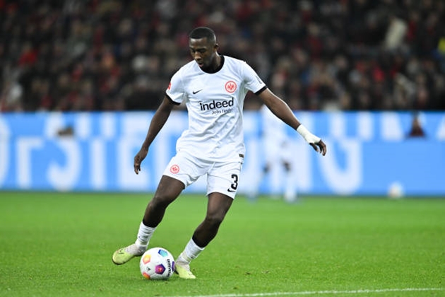 Willian Pacho gây ấn tượng trong màu áo Eintracht Frankfurt.