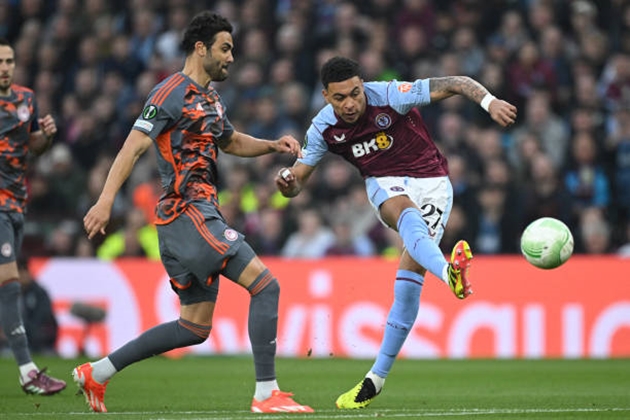 Với lợi thế sân nhà, không có gì khó hiểu khi các cầu thủ Aston Villa là những người nắm thế chủ động của trận đấu sau tiếng còi khai cuộc. Ngay phút thứ 5, Morgan Rogers đi bóng đầy nỗ lực bên cánh trái trước khi ngoặt vào trong rồi tung ra cú cứa lòng hiểm hóc, buộc thủ thành Konstantinos Tzolakis phải bay người cản phá.