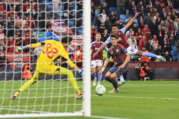 Ở phút thi đấu chính thức cuối cùng của hiệp một, Aston Villa đã có bàn thắng rút ngắn tỷ số xuống còn 1-2. Từ tình huống tấn công bên cánh phải, Moussa Diaby tung ra đường chuyền xé toang hàng phòng ngự đối phương để Ollie Watkins thoát xuống trước khi tung ra cú dứt điểm chéo góc hiểm hóc, không cho thủ thành Konstantinos Tzolakis cơ hội cản phá nào.