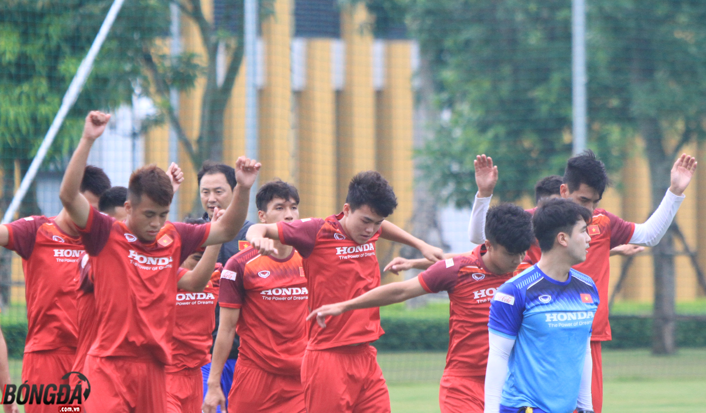Ở buổi tập chiều nay, các cầu thủ U23 Việt Nam không còn sử dụng các sợi dây cao su đàn hồi để tập luyện thể lực như buổi tập đầu tiên. Ảnh: Minh Anh.
